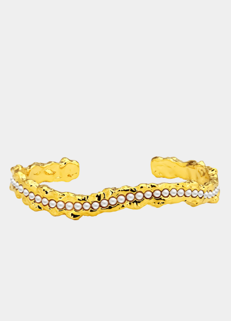 The Minou Bangle features a lustrous pearl on an elegant 18K gold plated band—timeless sophistication perfect for women in Hong Kong.