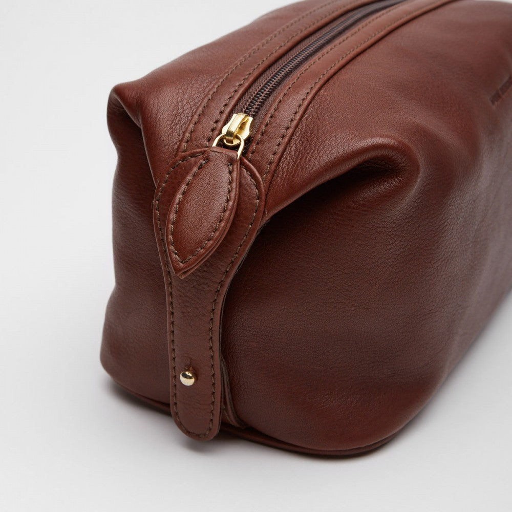 Toiletry Bag | Tino | Chestnut Leather - STOCKHOLM