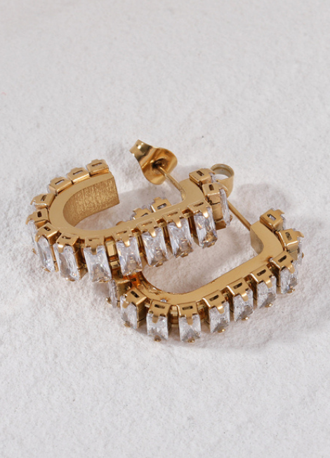 Elegant Crystal Pavé Glam earrings in 18K gold plating featuring shimmering stones – perfect for a bold, sophisticated look.