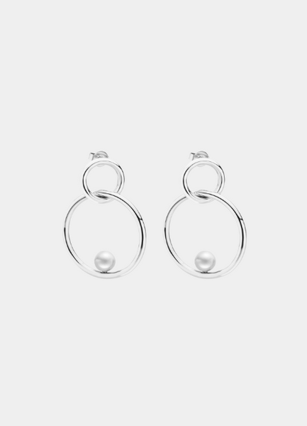 “Juniper pearl earrings in silver plated stainless steel, elegant design”