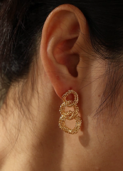 gold hoop earrings hk, ida mini earrings, 18k gold plated earrings hong kong, minimalist hoops hk, everyday earrings hk, hollow earrings, the sockist jewelry, gift for her hk
