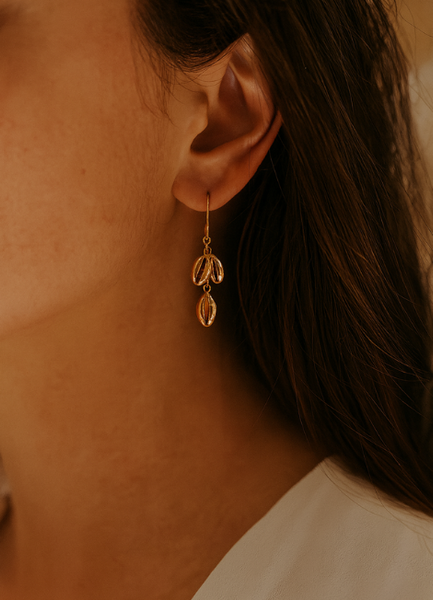 Latedana Earrings—delicate shell-inspired design with mother of pearl in 18K gold. A soft, ocean-chic piece for women in Hong Kong. Elegant and serene.
