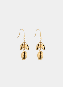 Latedana Earrings—delicate shell-inspired design with mother of pearl in 18K gold. A soft, ocean-chic piece for women in Hong Kong. Elegant and serene.