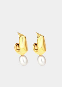 Leona Chunky Pearl Earrings in 18K gold plating—bold, elegant, and perfect for adding timeless charm to your style in Hong Kong.