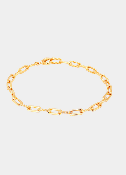 Sleek and on-trend, the Paperclip Choker in 18K gold plating adds effortless edge to your everyday look. A must-have statement in Hong Kong.