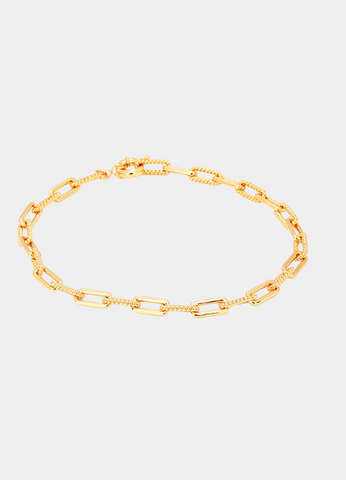 Sleek and on-trend, the Paperclip Choker in 18K gold plating adds effortless edge to your everyday look. A must-have statement in Hong Kong.