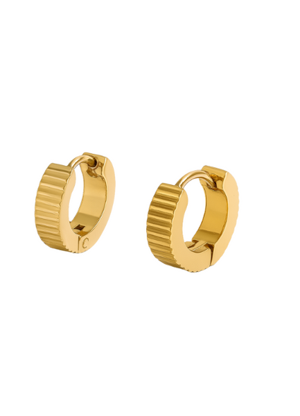 Ribbed huggie earrings in gold-plated stainless steel. A timeless textured design made for everyday wear by modern women in Hong Kong. Sleek and stylish.

