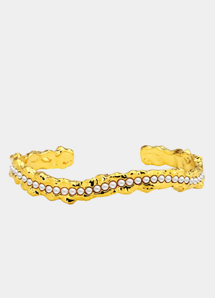 The Minou Bangle features a lustrous pearl on an elegant 18K gold plated band—timeless sophistication perfect for women in Hong Kong.