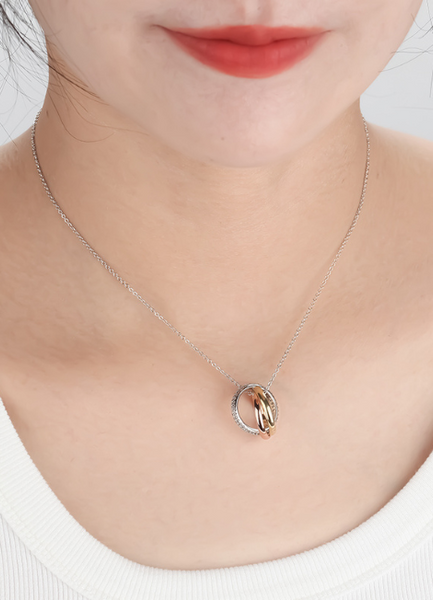 Trinity Necklace in silver plating—simple, elegant, and symbolic. A meaningful everyday piece for women in Hong Kong. Lightweight, modern, and gift-ready.

